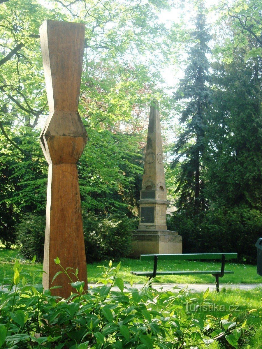 Prostějov-Smetanovy-boomgaarden-Obelisk van Jan Spanie-Foto: Ulrych Mir.