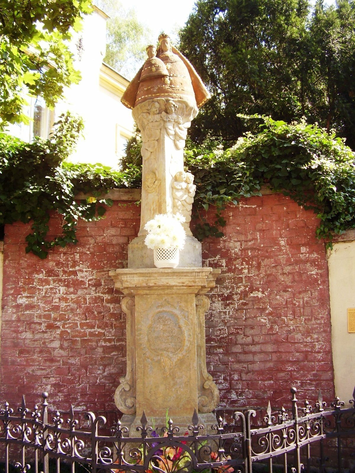 Prostějov - estatua de la Virgen María Cellenská