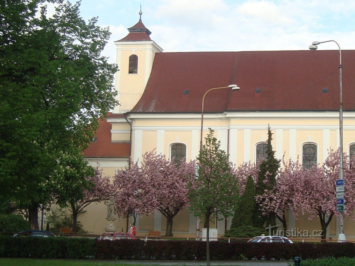 Prostějov - statuia Sf. Ioan de Nepomuck la biserica Sf. Ioan de Nepomuck - Foto: Ulrych Mir.