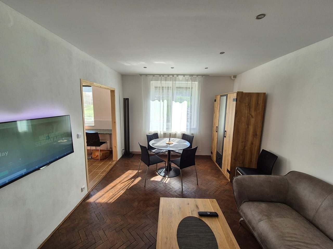 Prostorný a slunný obývák s oknem na jihozápad