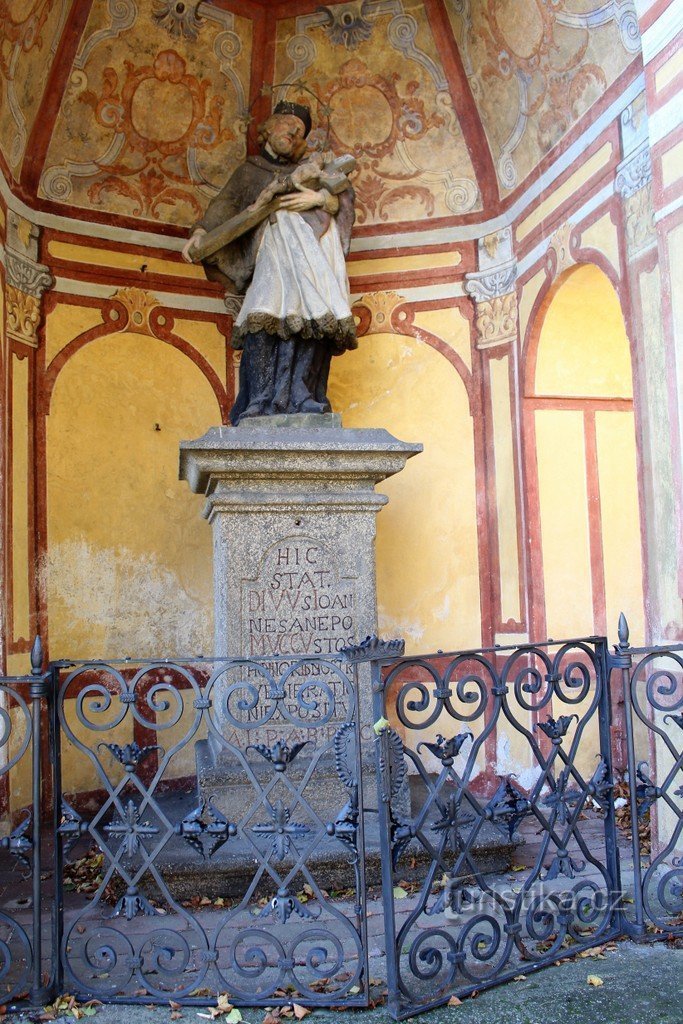 Protivín, parte frontal da capela de St. J. de Nepomuk