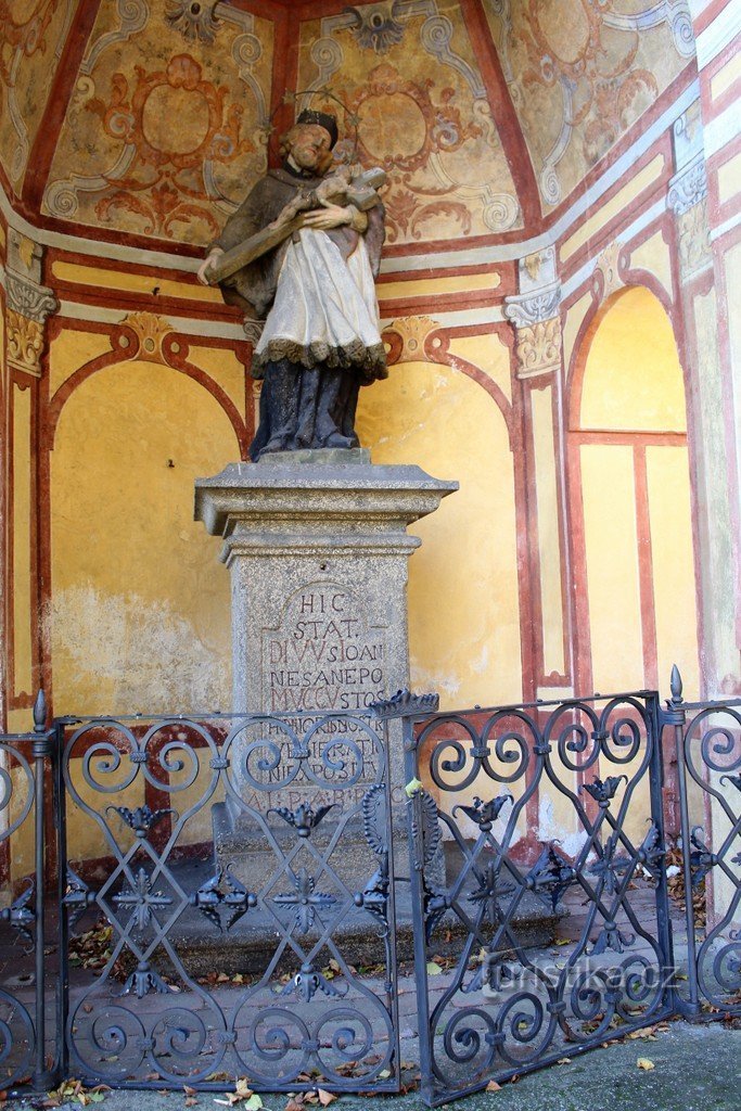 Protivín, fachada de la ermita de St. J. de Nepomuk