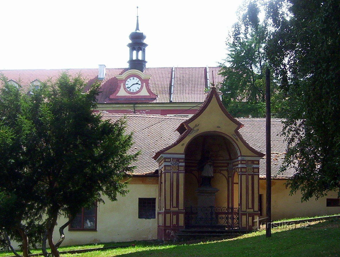 Protivín - chapelle Saint-Jean Népomucène devant le château - Photo : Ulrych Mir.