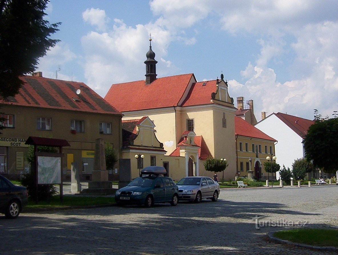 Protivín - nhà thờ Thánh Elizabeth nhìn từ công viên trước lâu đài - Ảnh: Ulrych Mir.
