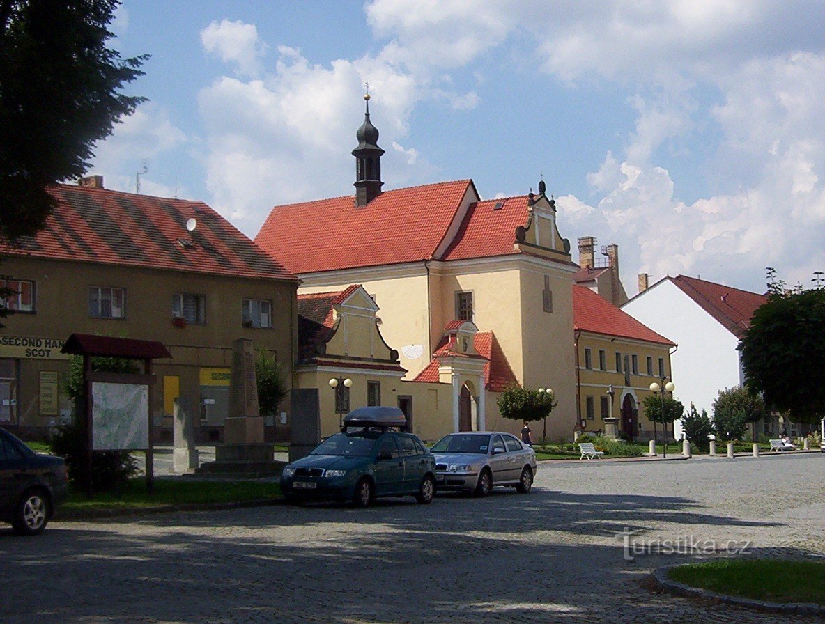 Противін - костел Св. Єлизавети з парку перед замком - Фото: Ulrych Mir.