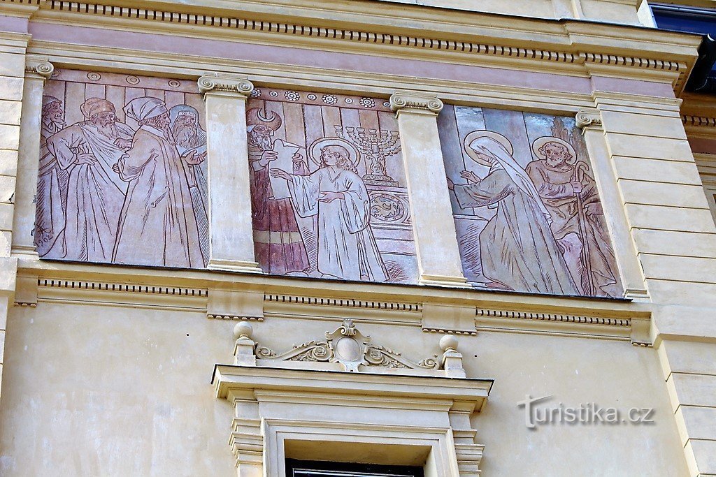 Protivín, Sgraffito auf dem Schulgebäude.