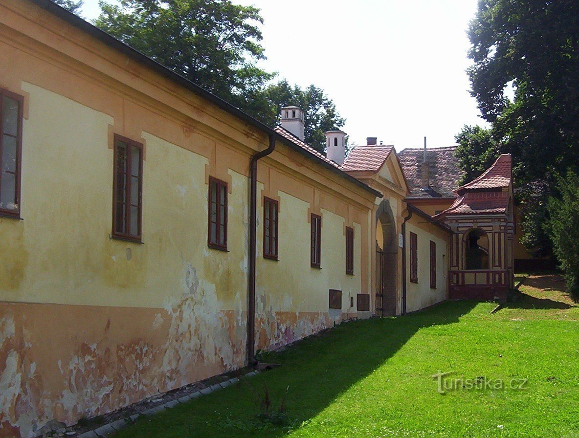 Protivín - castelo - portão de entrada e capela de São João de Nepomuck - Foto: Ulrych Mir.