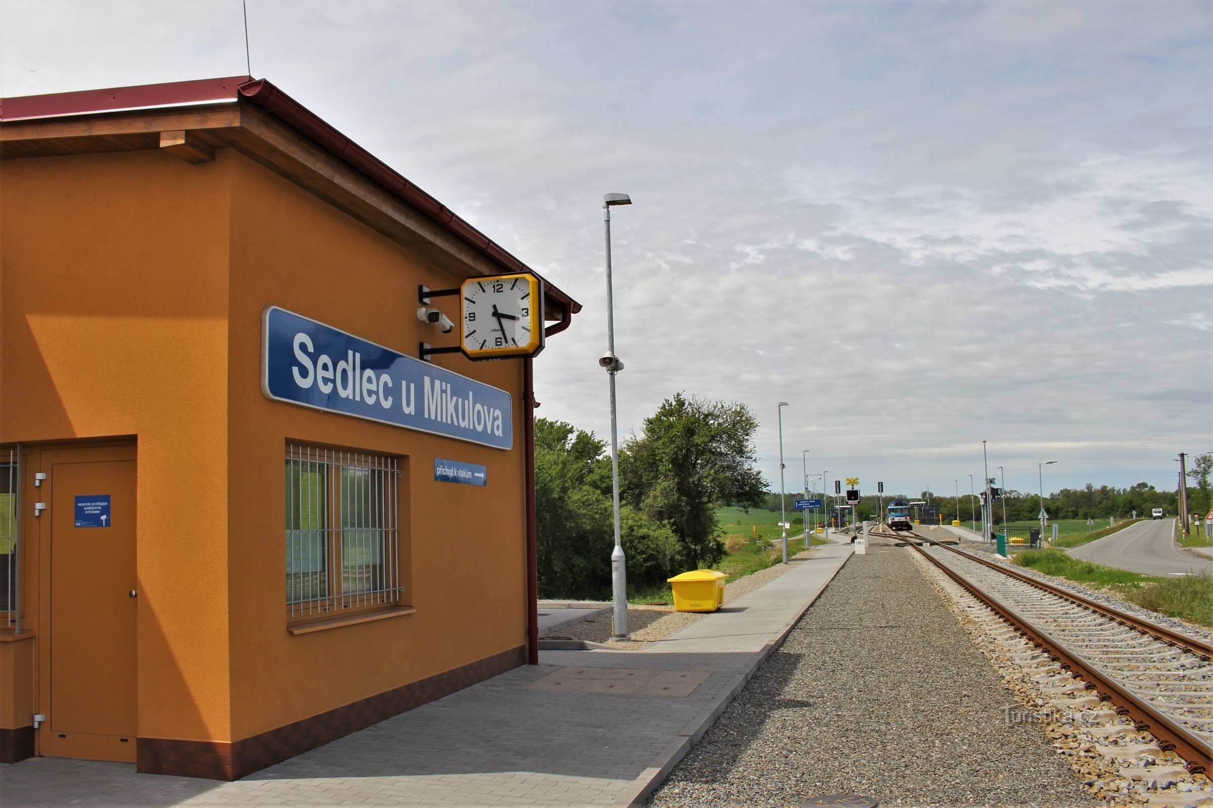 O edifício operacional da estação ferroviária na direção das plataformas