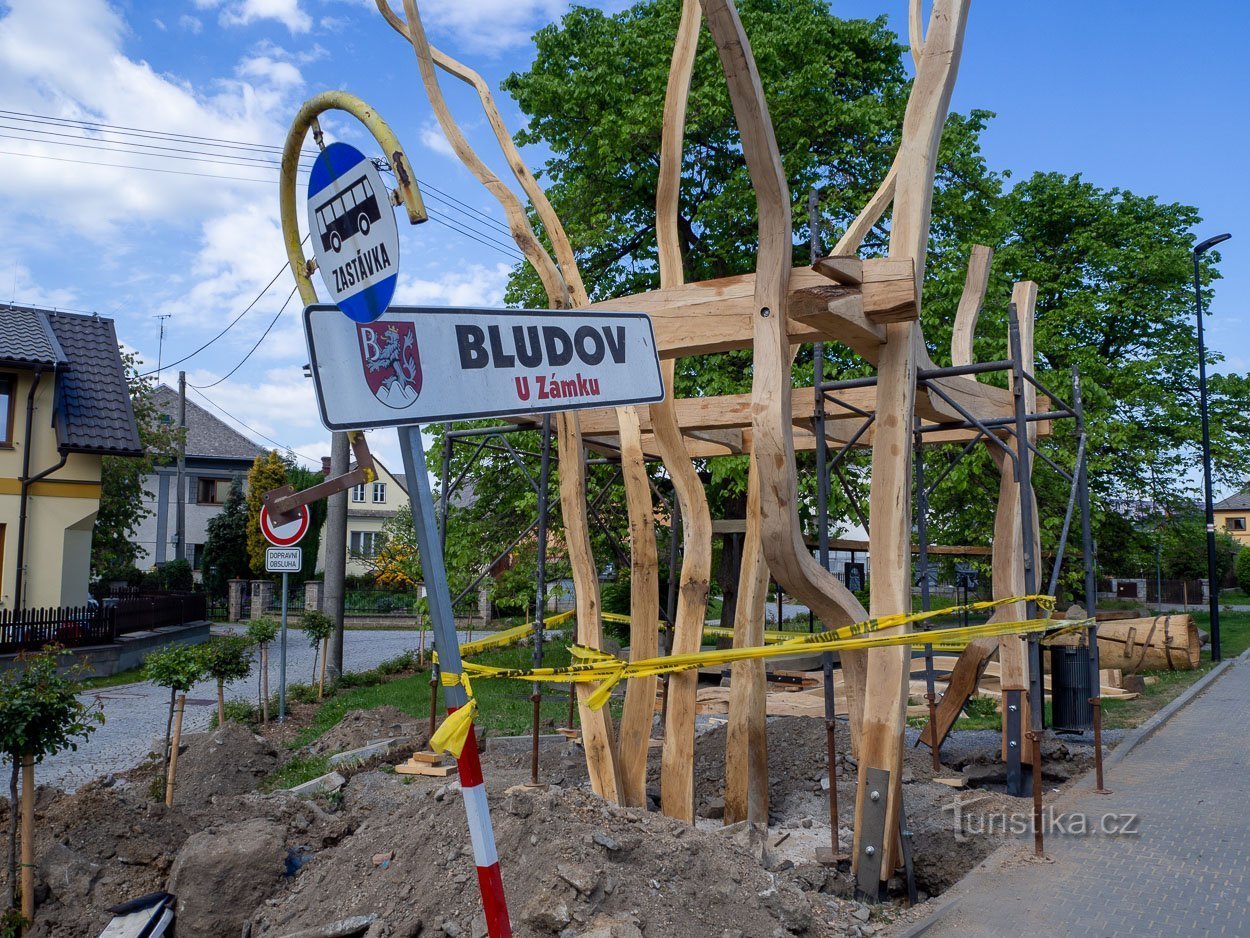 Ideiglenesen áthelyezték a buszmegálló oszlopát is