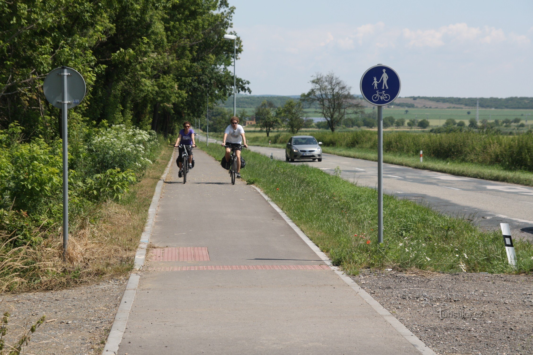 Ход велосипедной дорожки, идущей параллельно дороге