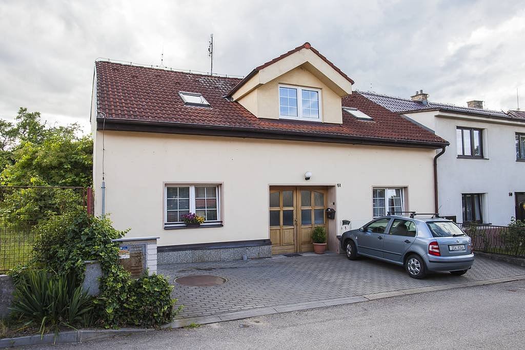 průčelí a parkoviště