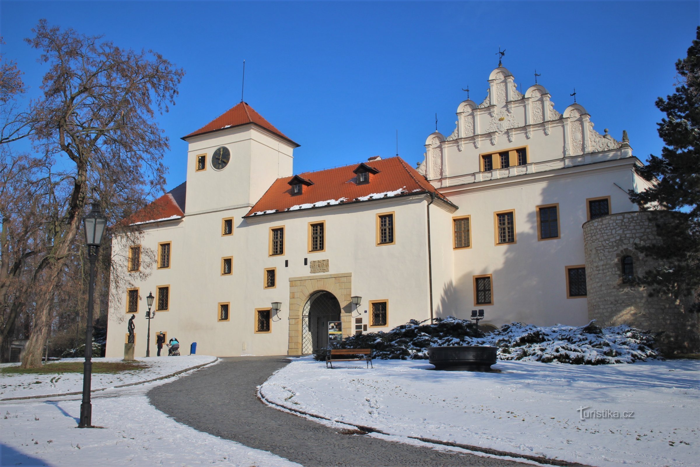 Die Fassade des Schlosses Blanen