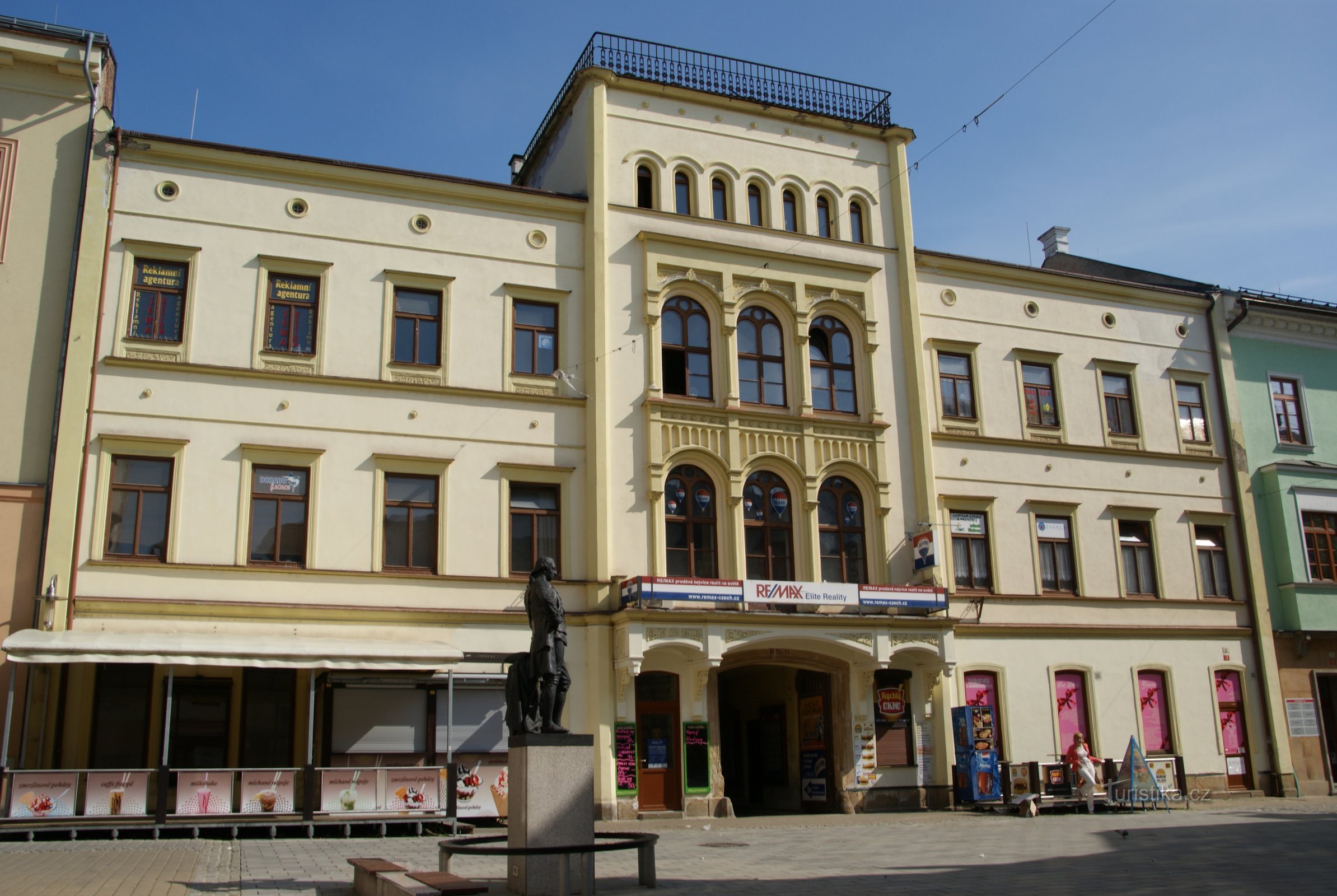 la facciata dell'ex Schneider Hotel