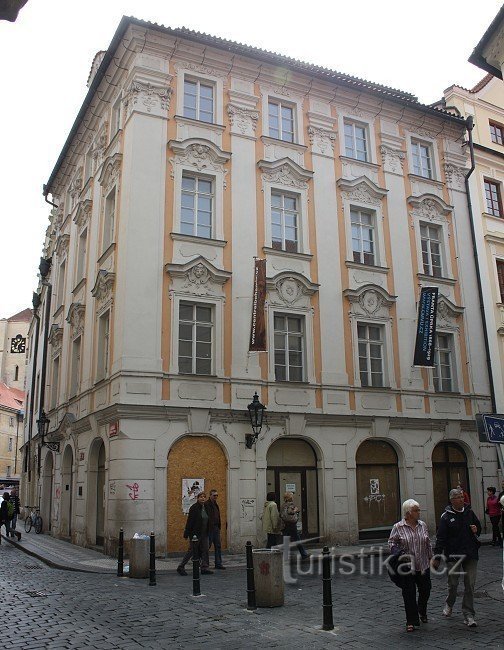fachada para a rua Karlova