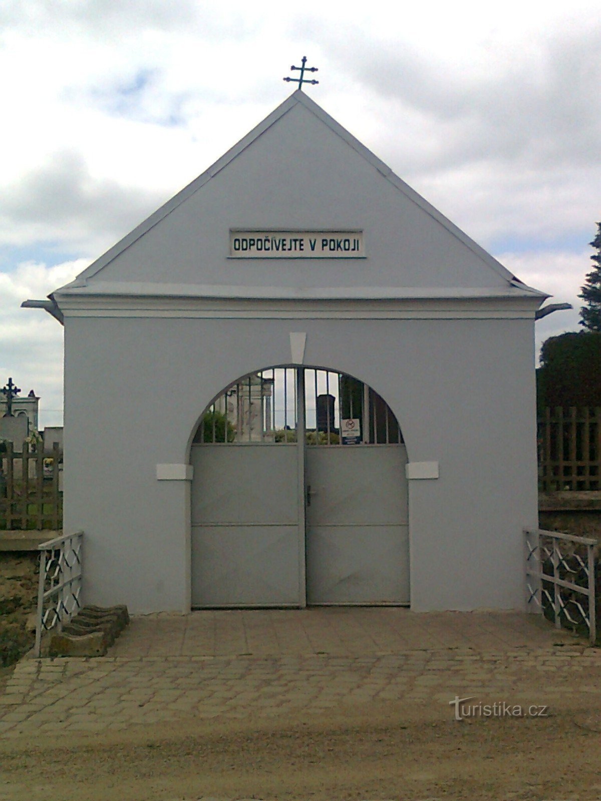 vor dem Friedhof, wenn wir von der Třebovská-Straße dorthin gehen