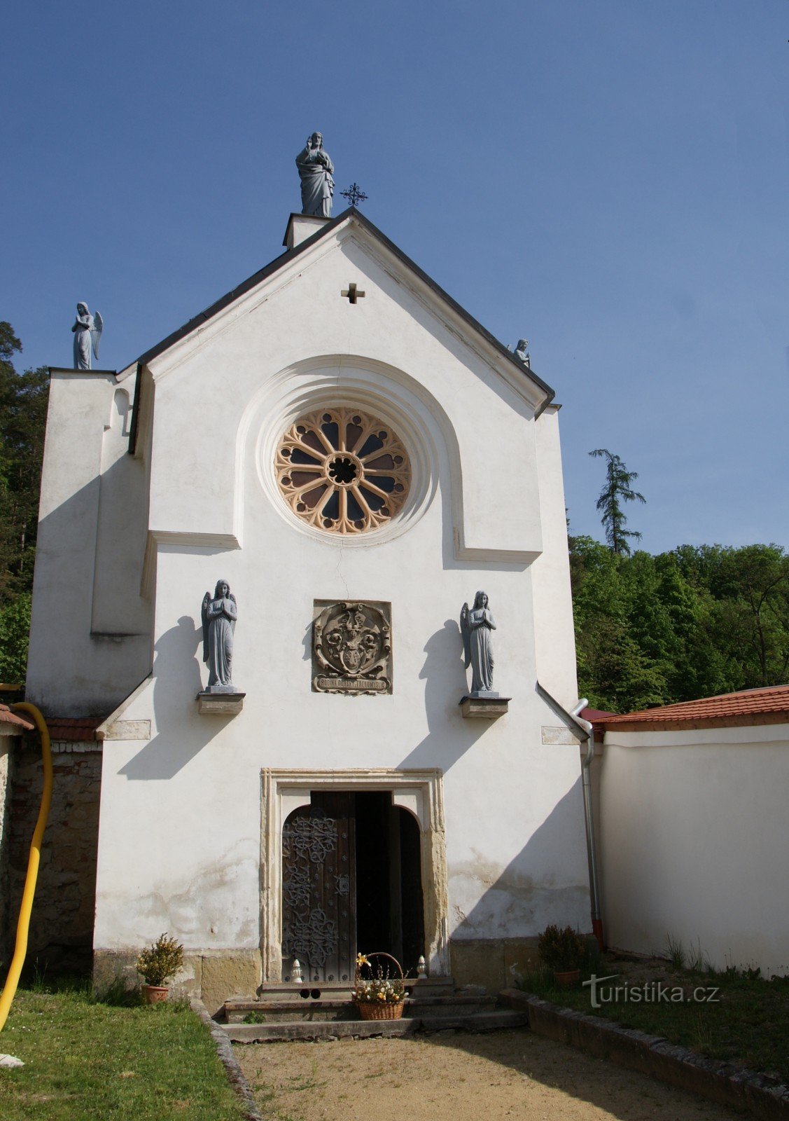 fasaden på graven med kapellet