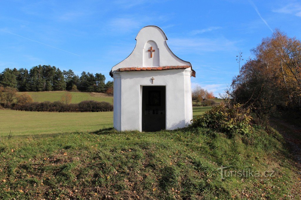 Devant la chapelle