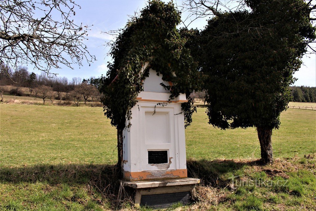 Devant la chapelle