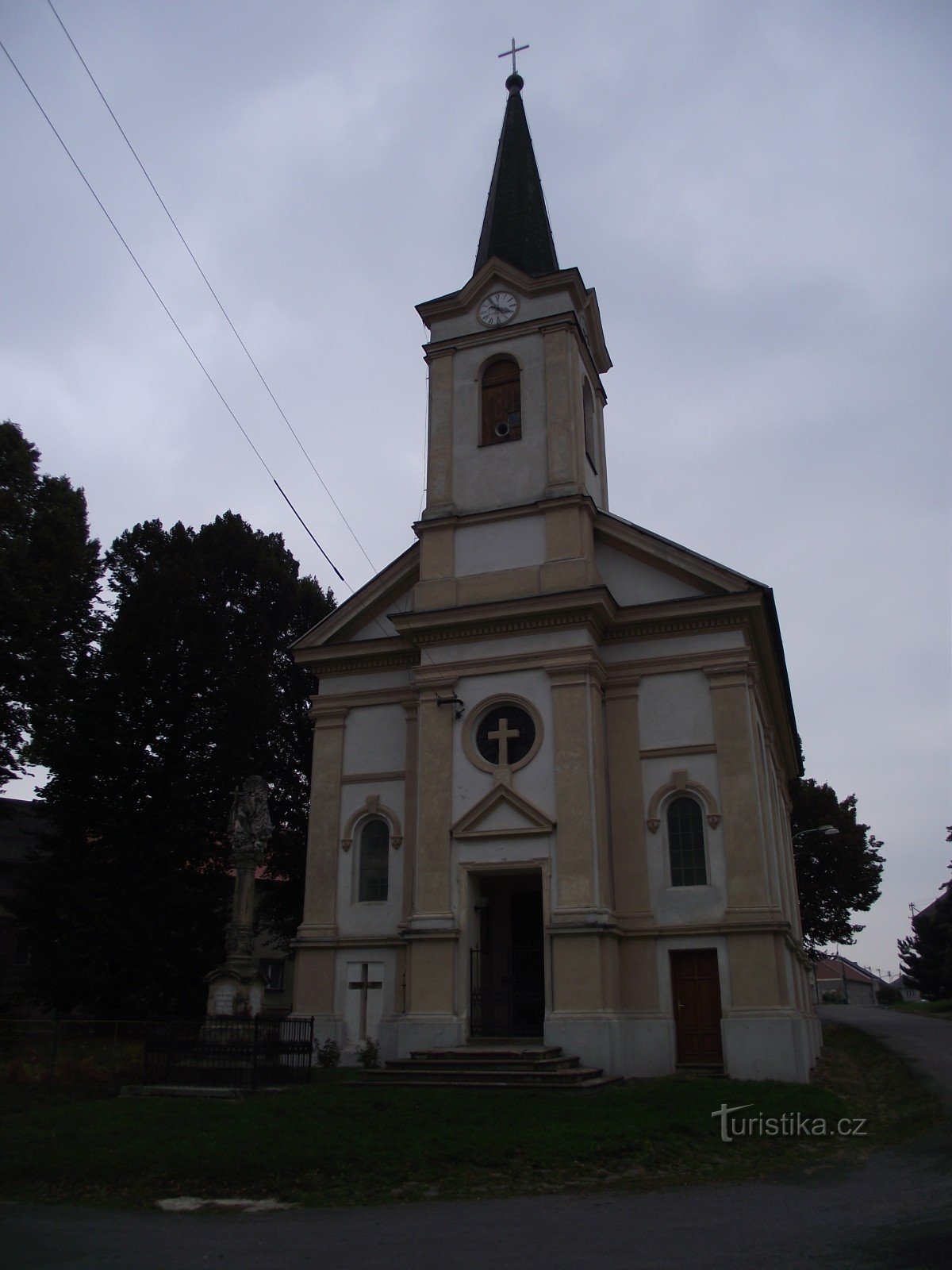 fachada de la capilla con una cruz