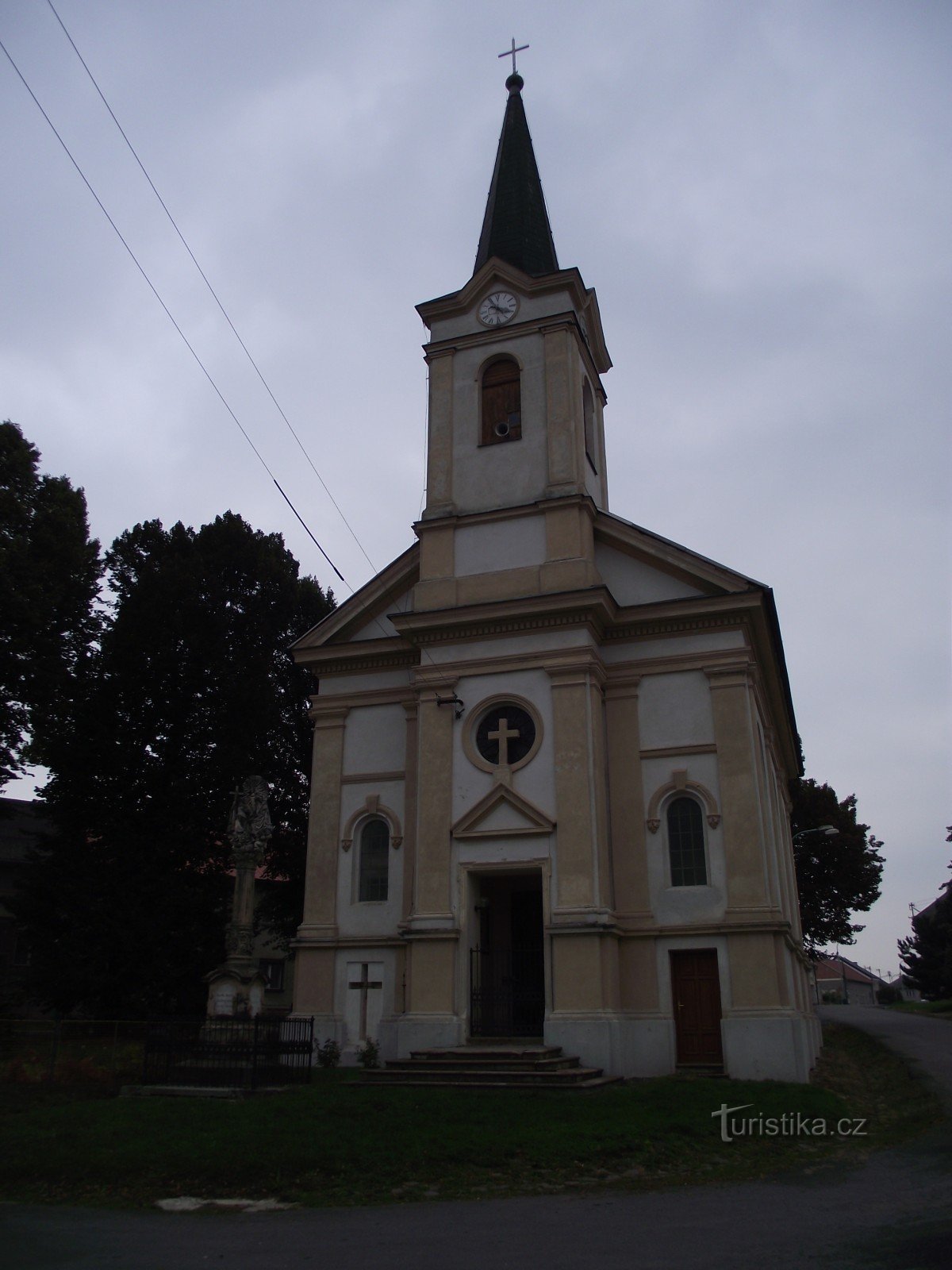 faţada capelei cu cruce