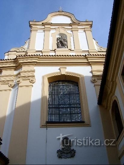 fachada de la iglesia