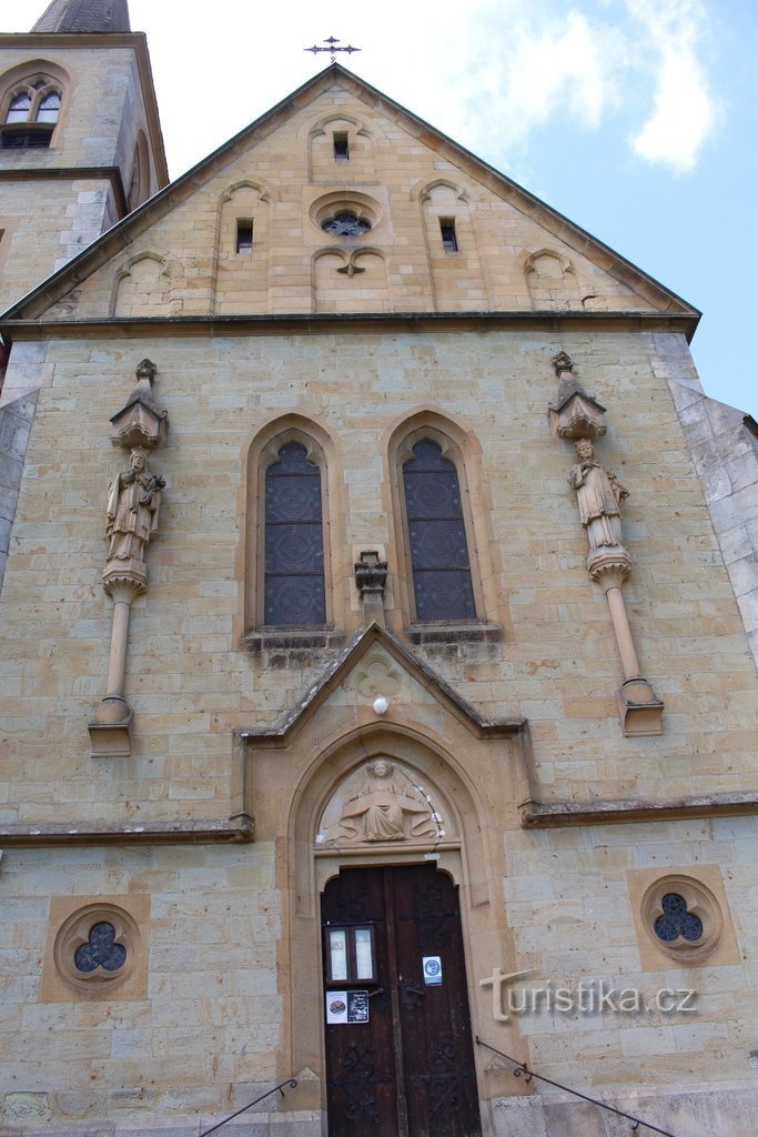 Fațada bisericii