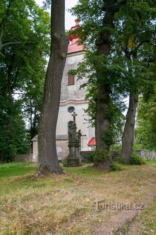 Průčelí kostela mezi lípami