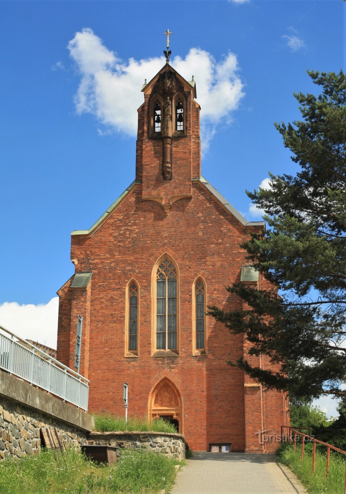 Die Fassade der Kirche St. Barbory ​​​​in Adamov