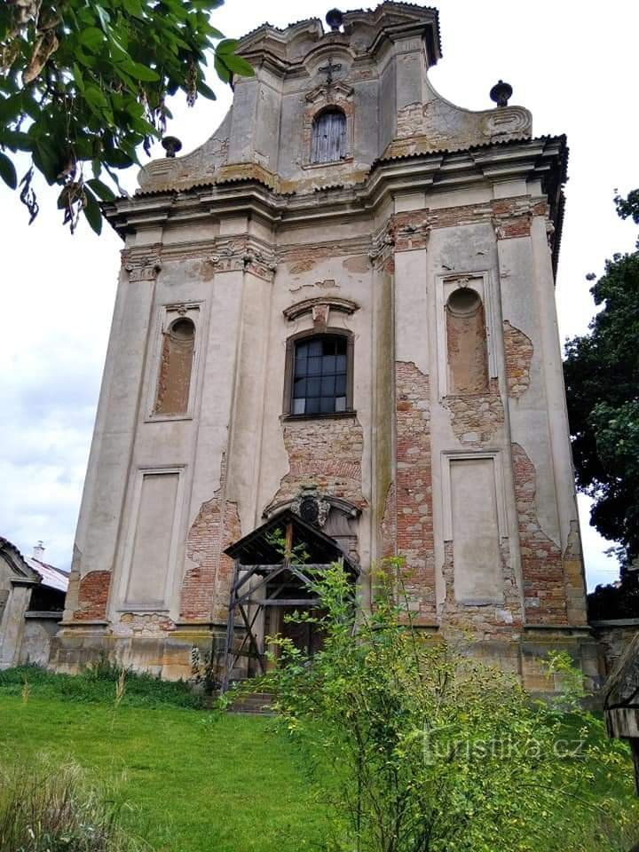 La façade de l'église St. Havel à Štolmíř