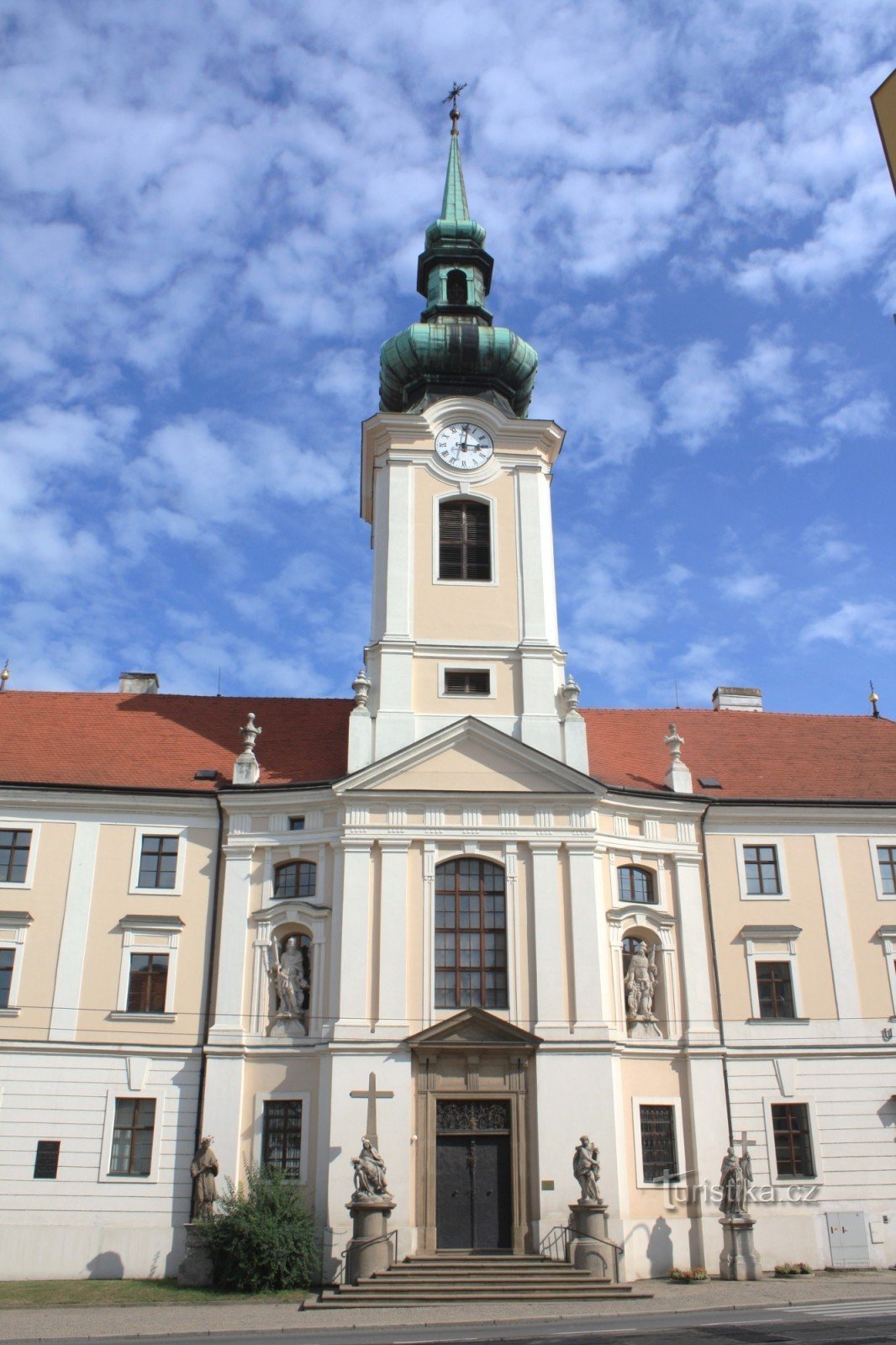 Die Fassade der Kirche St. Leopold