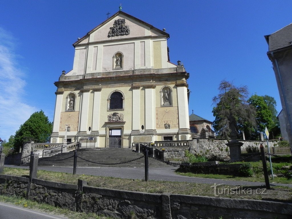 A fachada da igreja de S. Nicolau