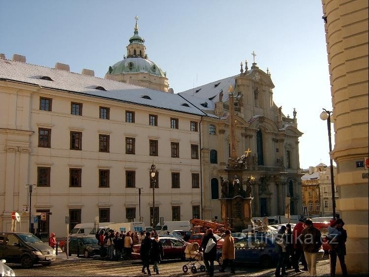 Průčelí kostela z Nerudovy ulice