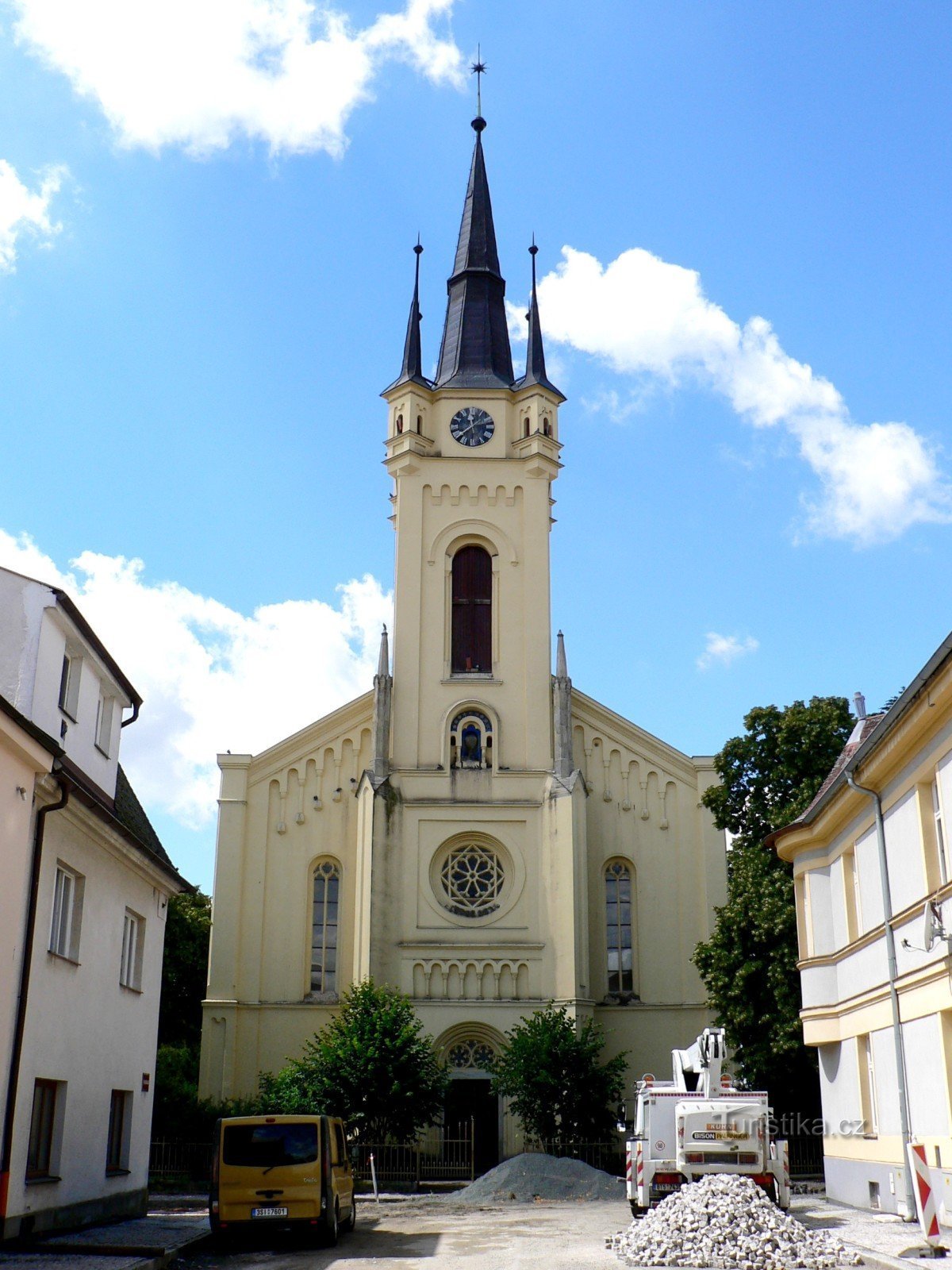 průčelí kostela z ulice Palackého