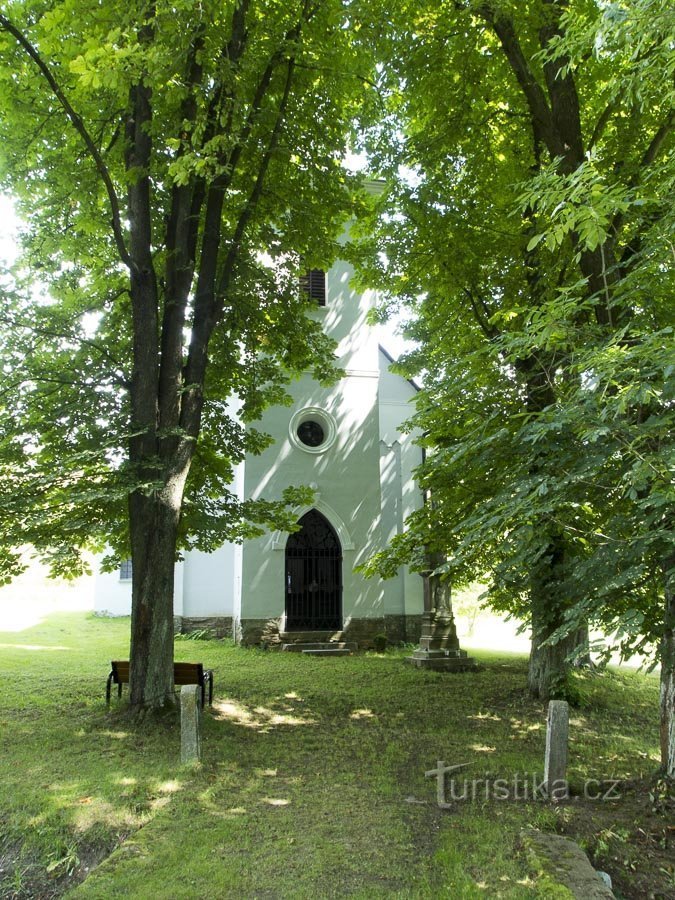 Façade de l'église avec tilleuls