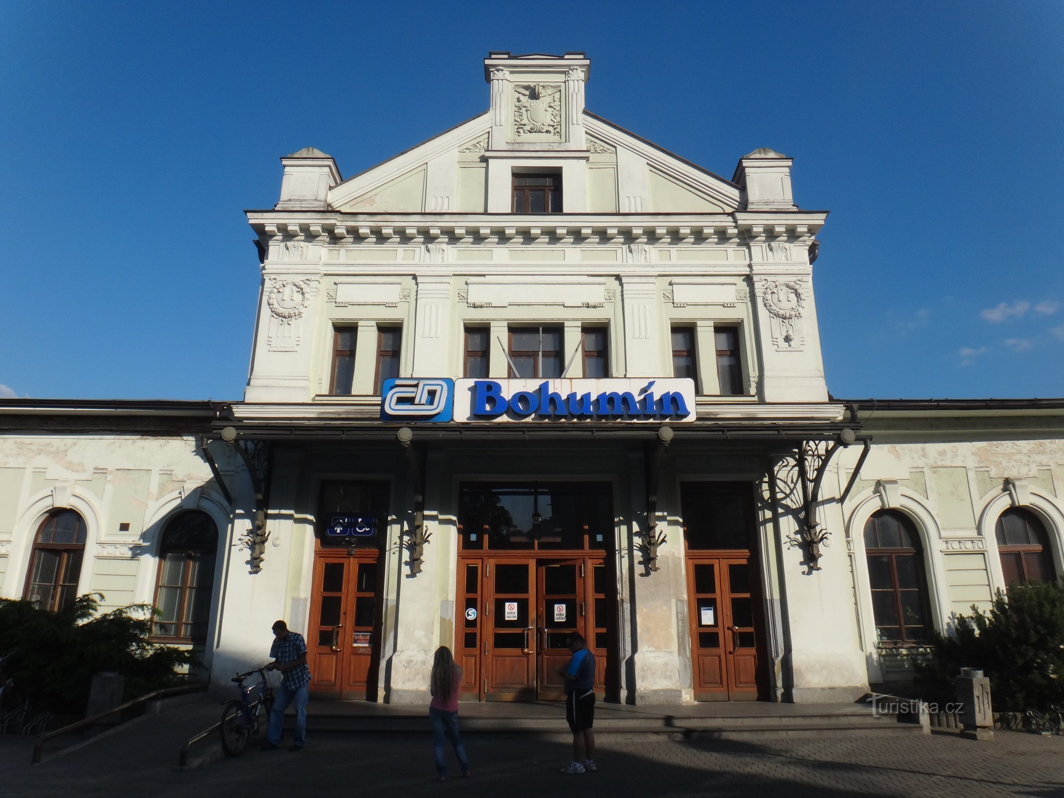 la facciata dell'edificio della stazione