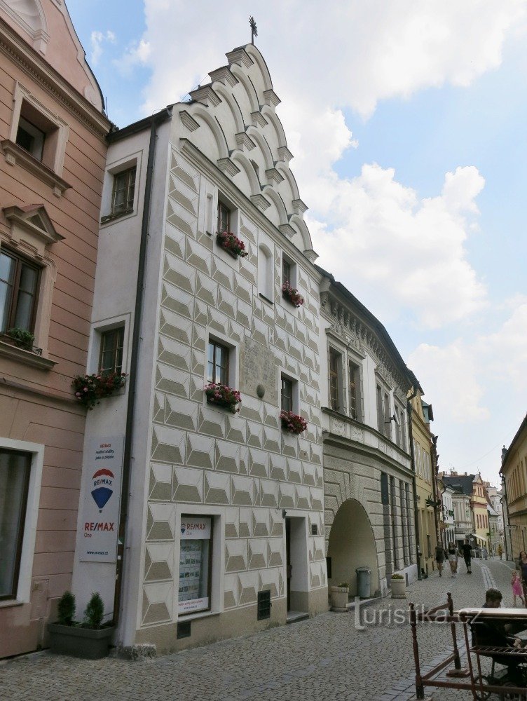 façade d'une maison de sgraffite dans la rue Pražská