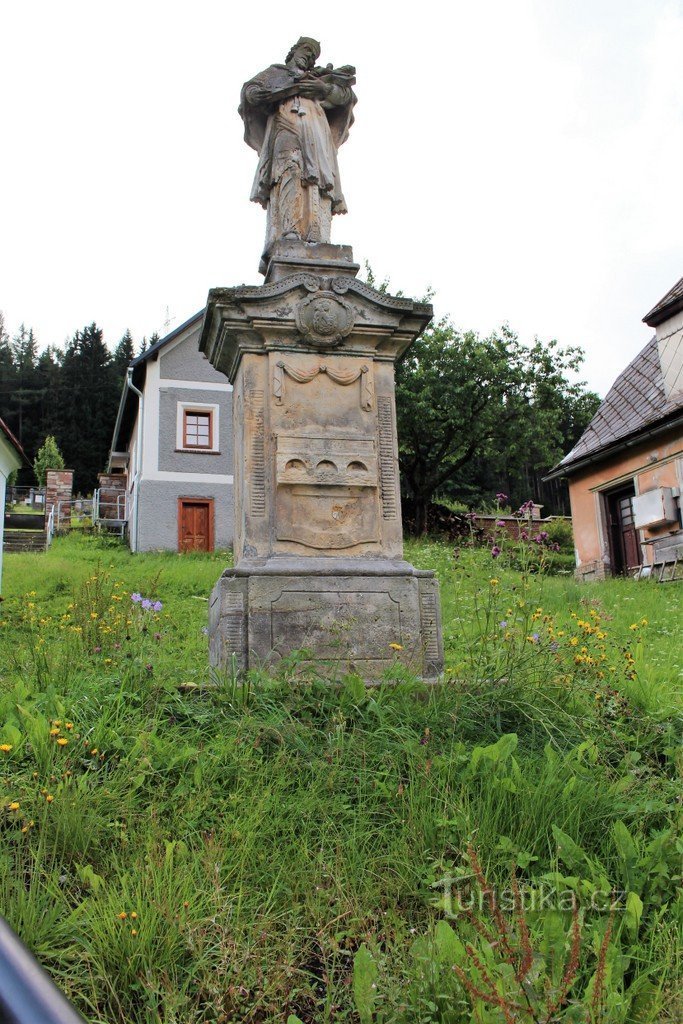 De gevel van het standbeeld van St. Johannes van Nepomuk