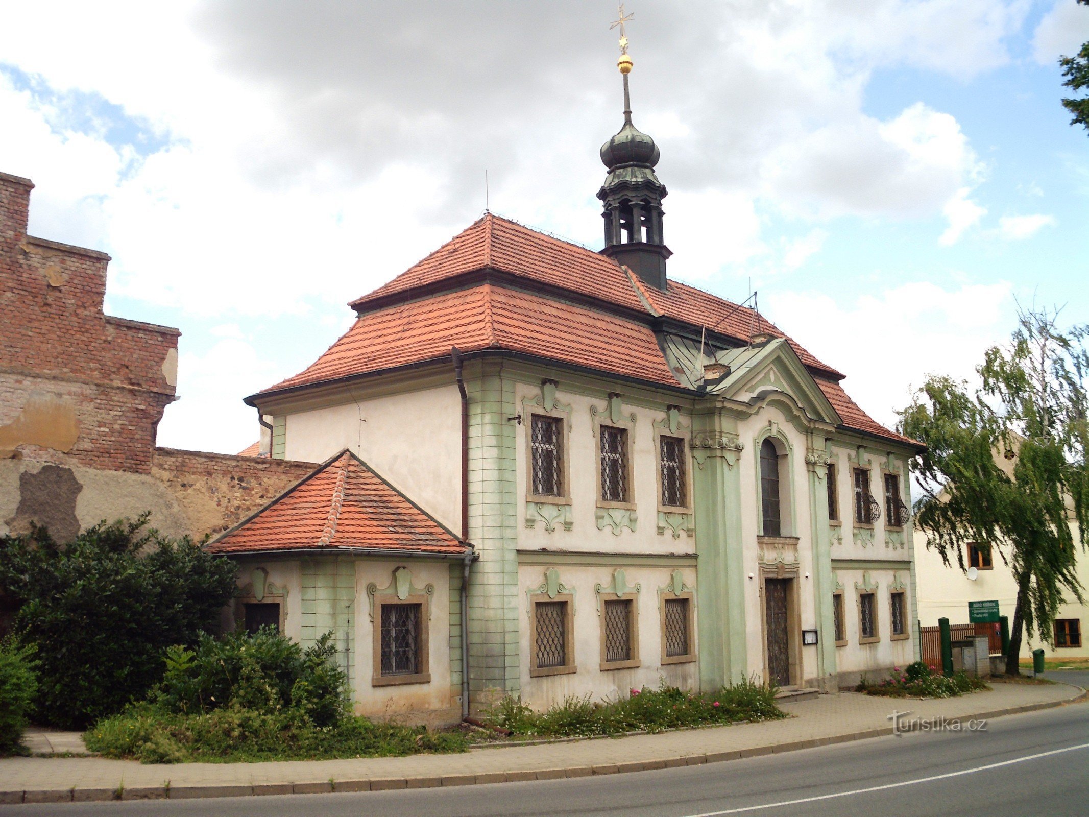 la façade du château vers la rue