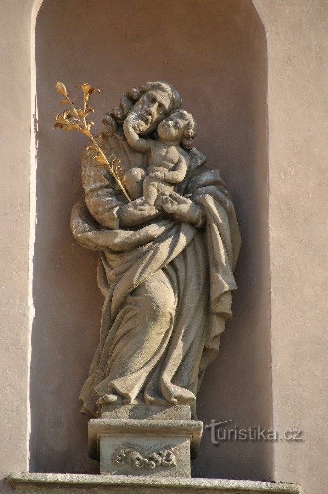 facade statue af St. Joseph