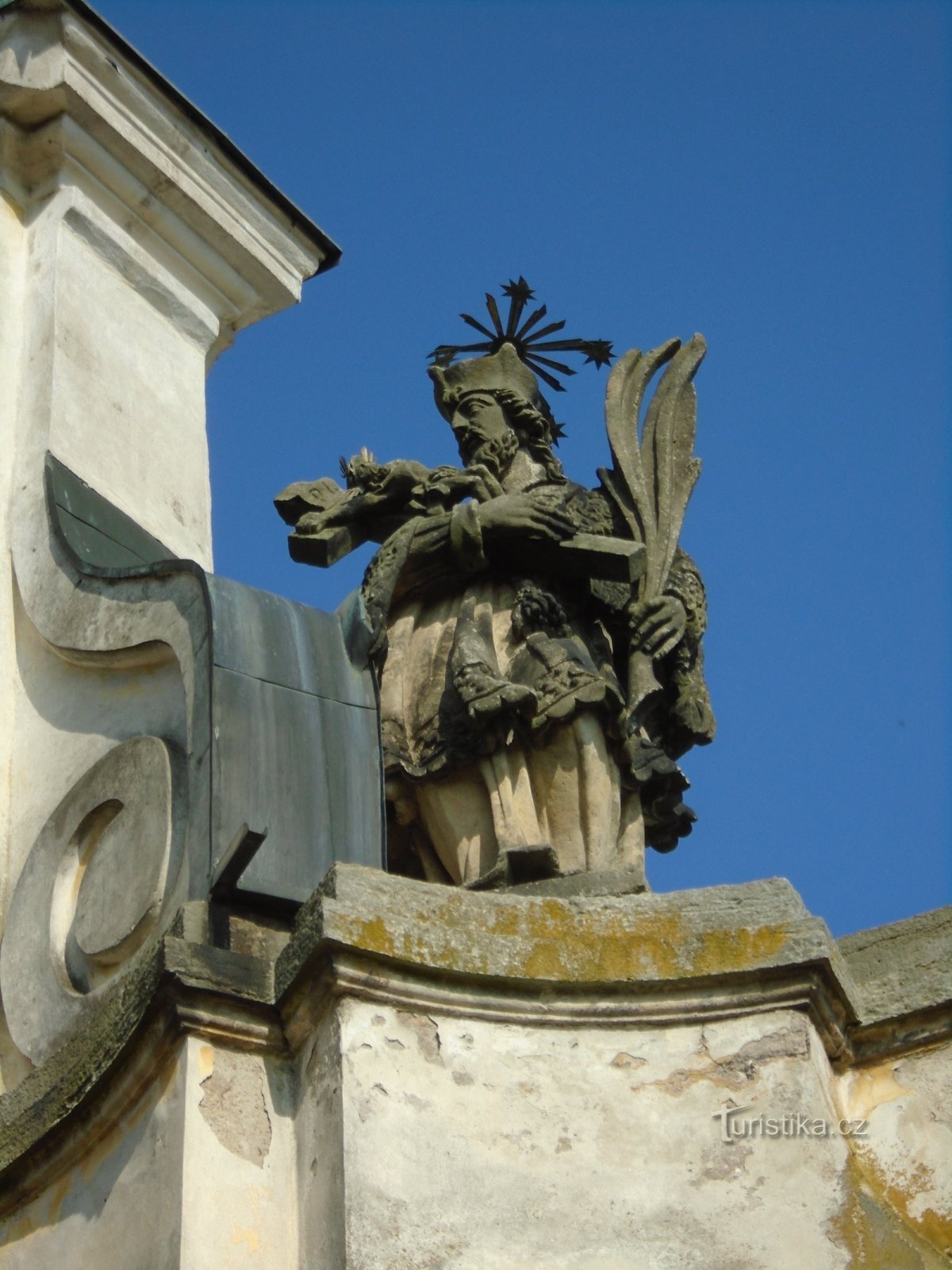 Statui de fațadă ale sfinților de pe biserica Sf. Ioan Botezătorul (Holohlavy, 27.8.2018)