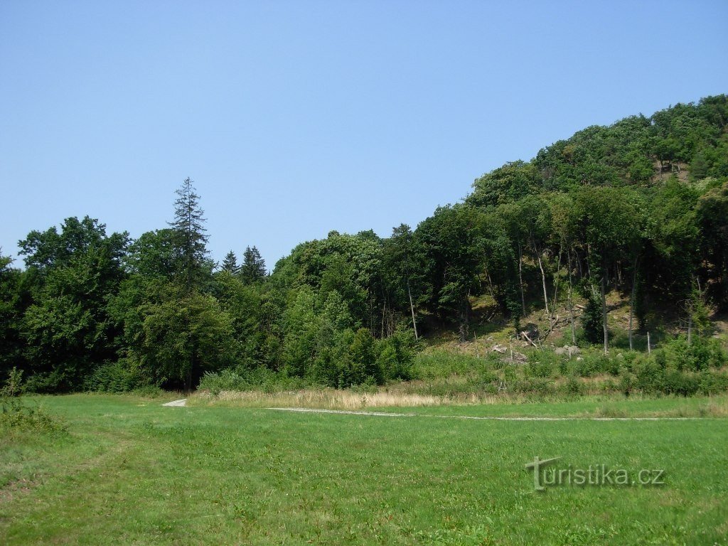Rakovecké 山谷更陡峭的岩石斜坡