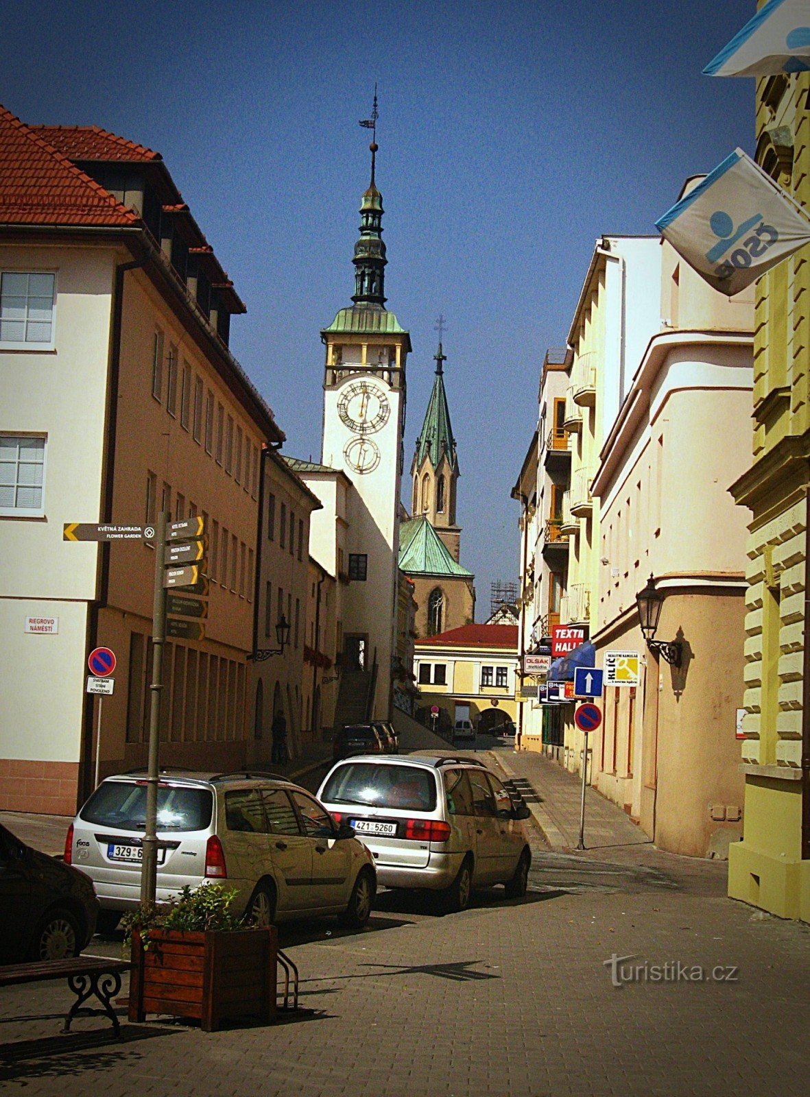 vue sur la mairie et la grande place