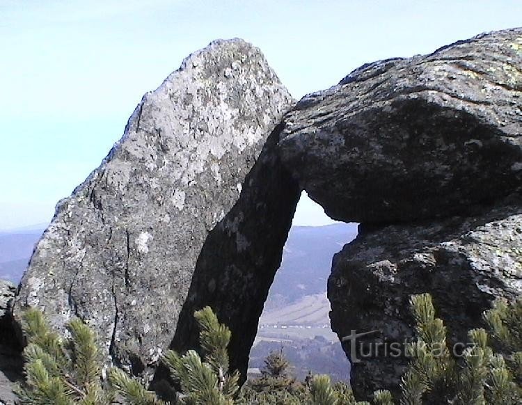 Vista através da janela de pedra