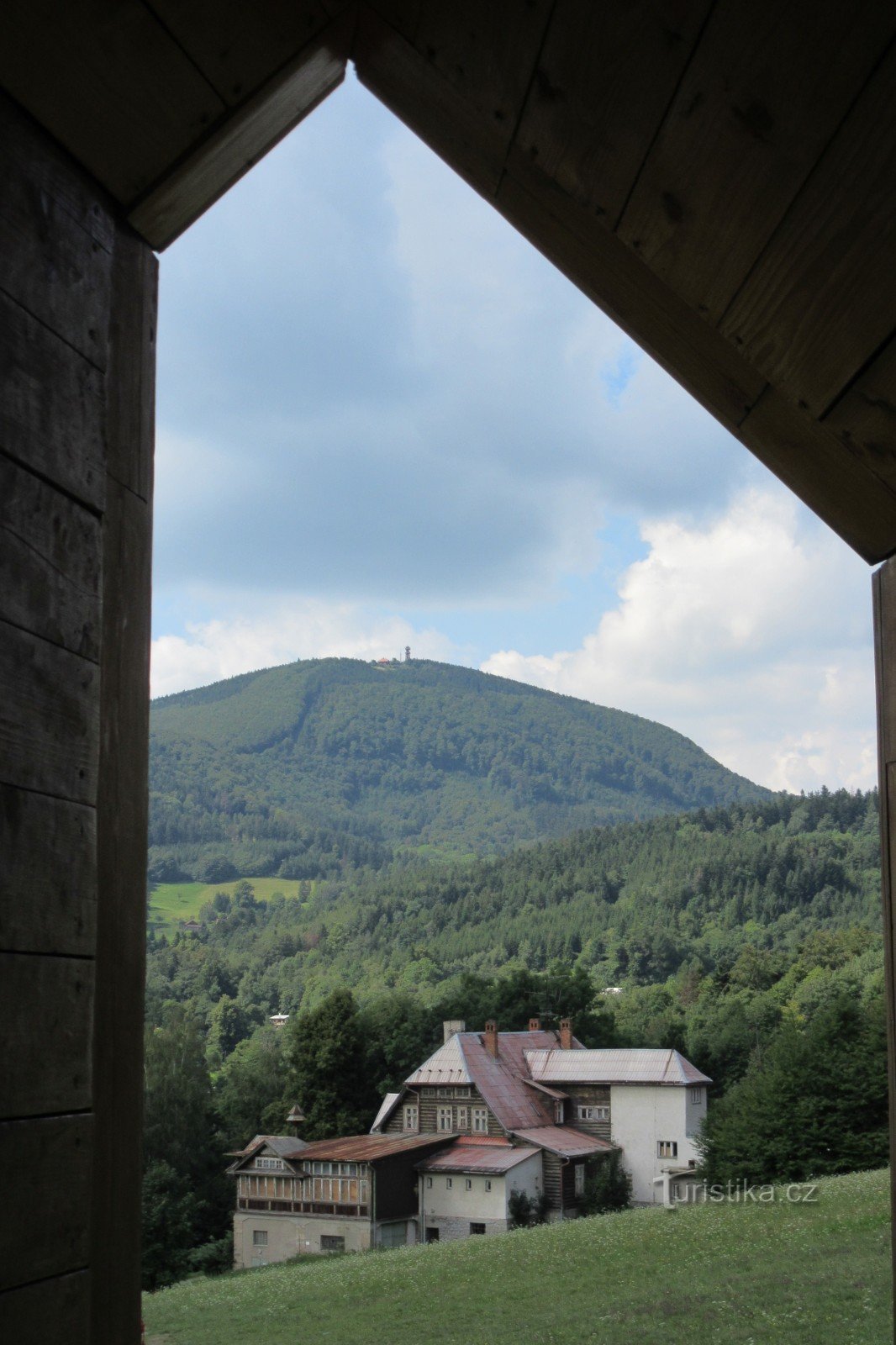 Blick durch den Unterstand neben dem Glockenturm auf Velký Javorník