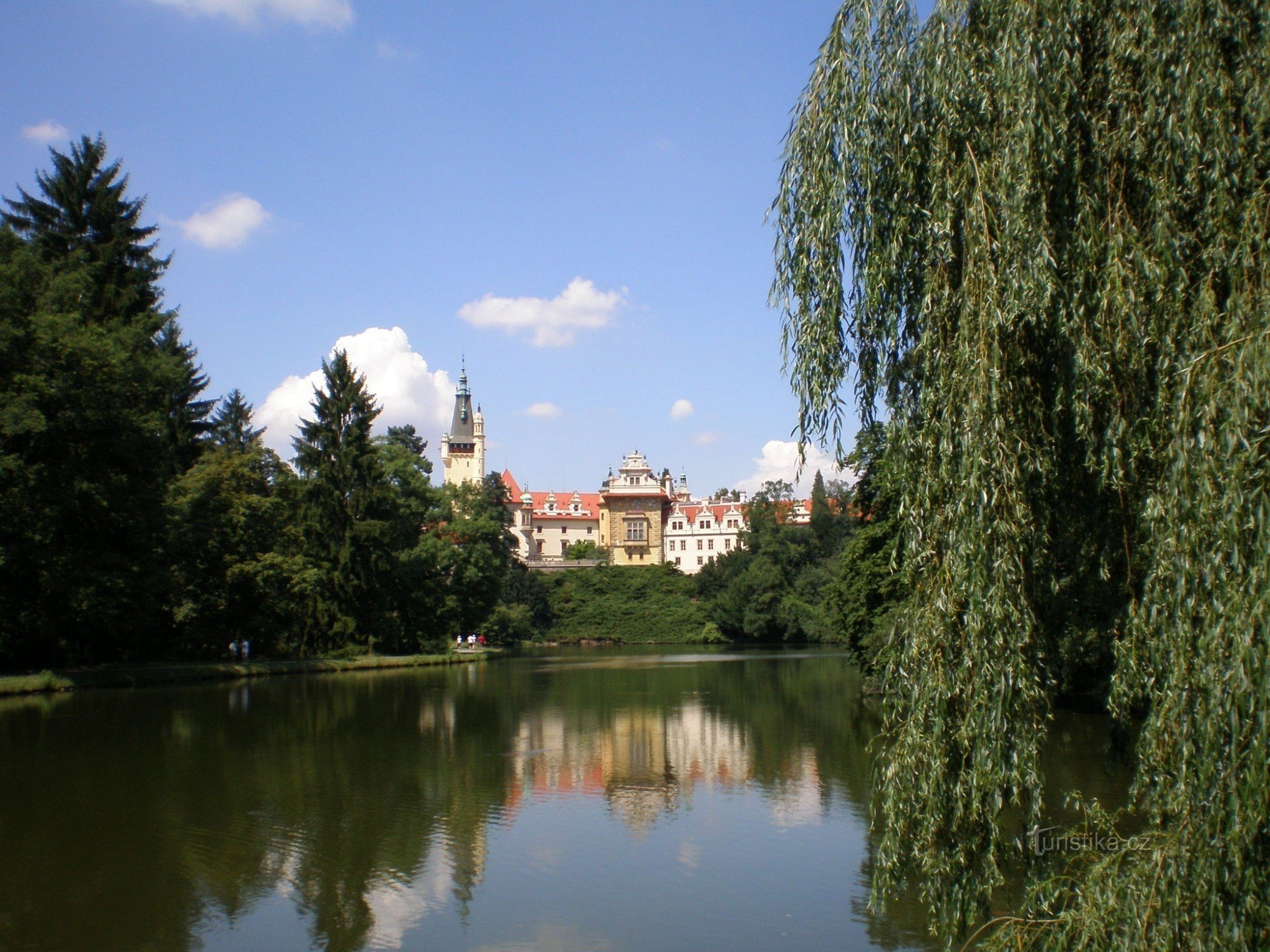Průhonice - nhìn ra lâu đài bên kia ao Podzámecký