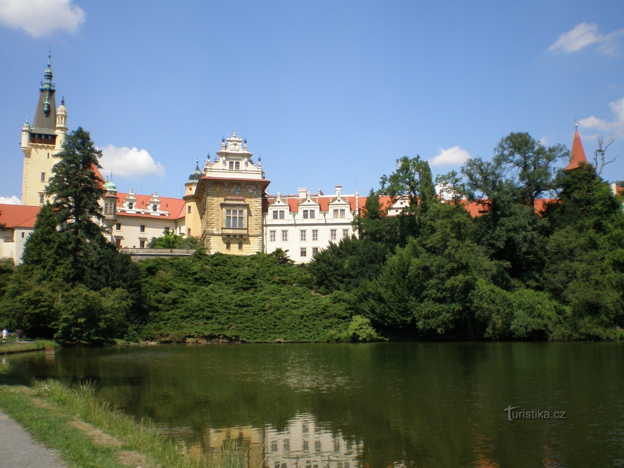 Průhonice - slott över Podzámecký-dammen