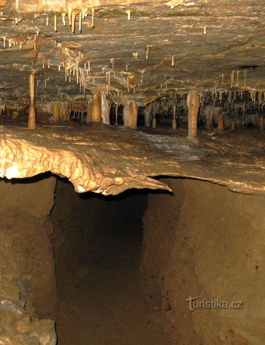 Un șanț în sedimentele de sub decorul de stalactită