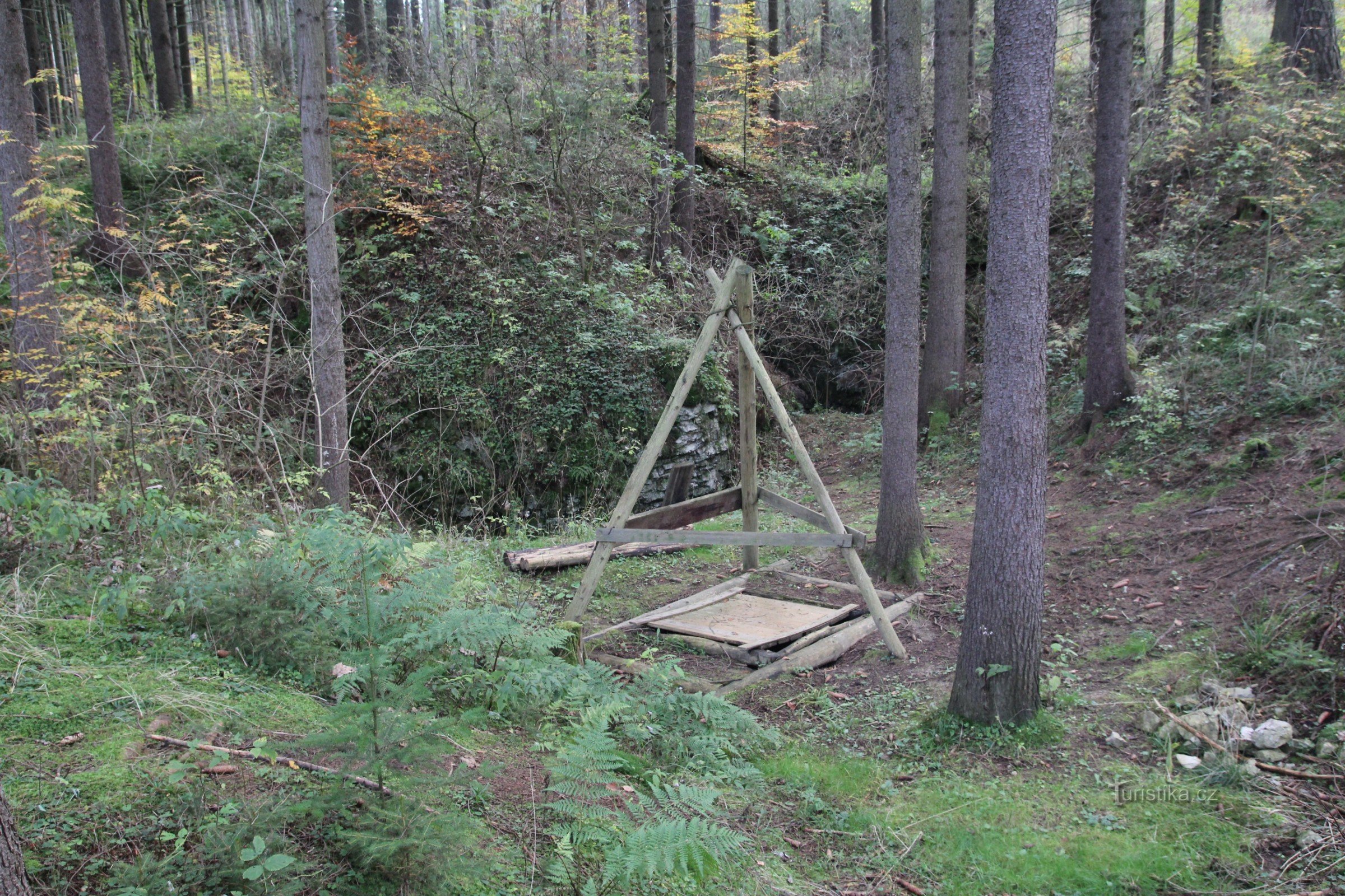 Erkundungsarbeiten in einer der Dolinen in Jedlý