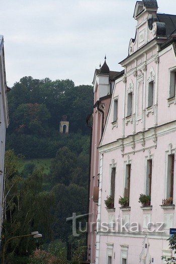 Θέα στη γωνία της πλατείας δίπλα στο κτίριο του δημαρχείου προς το Sokolský vrch (κιόσκι παρατήρησης)