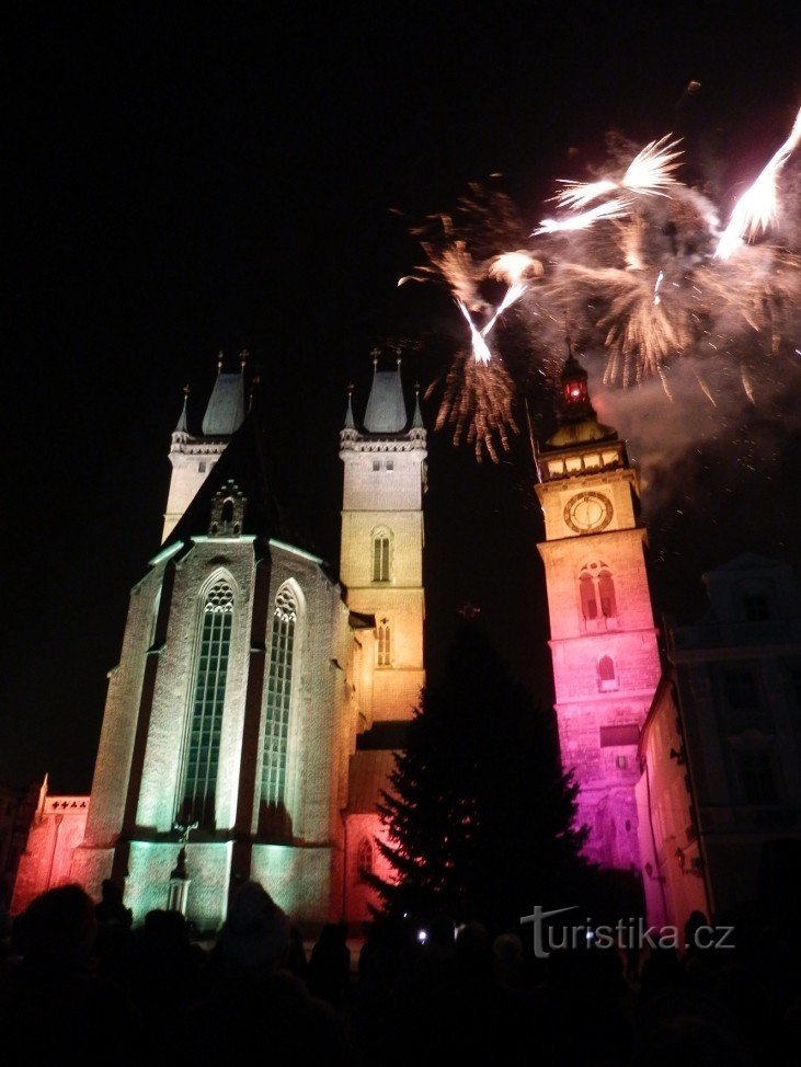 一緒に過ごす初日 - フラデツ・クラロヴェでの新年の花火